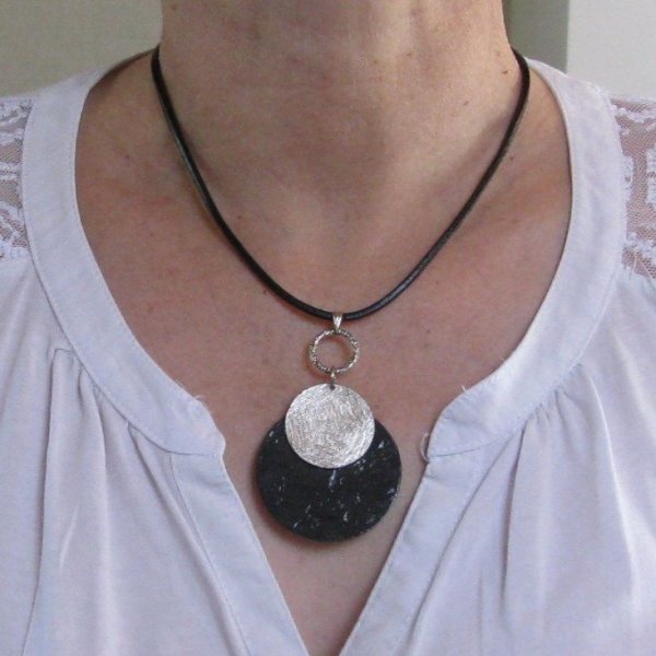 Pendentif Pour Femme en Ardoise et Métal Argenté monté sur un Cuir Noir, Création Unique