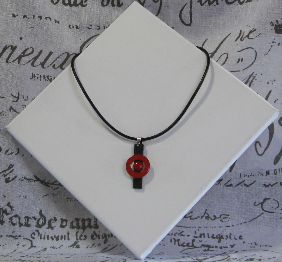 Pendentif Moderne Rouge en Ardoise Monté sur Cordon Cuir Noir, Création Unique