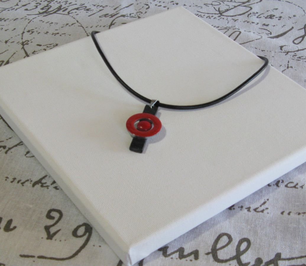 Pendentif Moderne Rouge en Ardoise Monté sur Cordon Cuir Noir, Création Unique