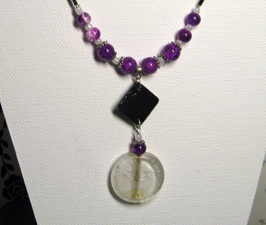 ccollier Pendentif verre blanc et ardoise montage pvc perles violettes