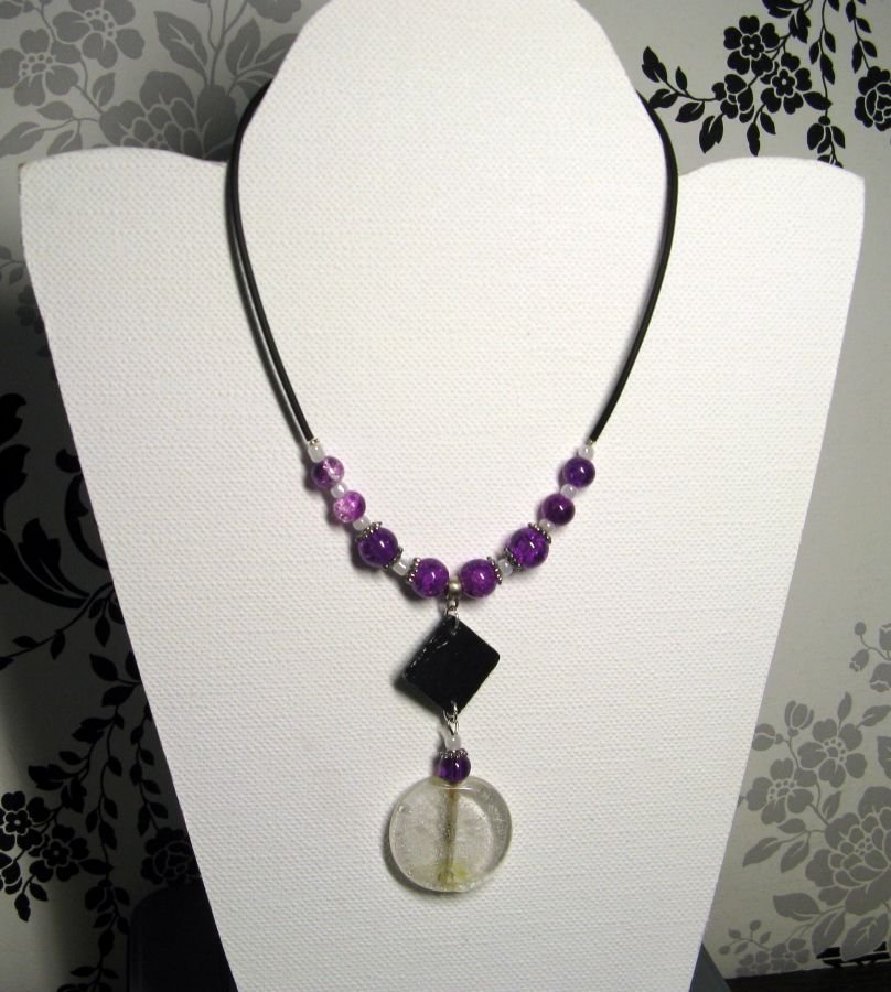 ccollier Pendentif verre blanc et ardoise montage pvc perles violettes