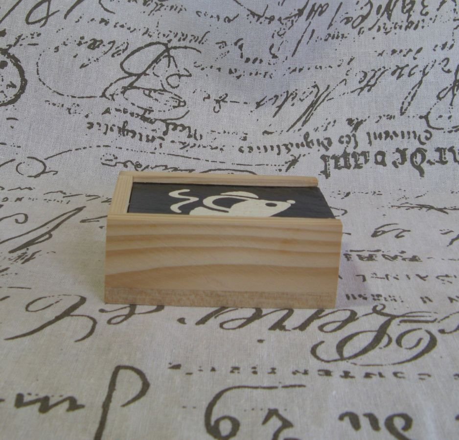 Kleine Schachtel aus Holz und Schiefer, emailliert mit einer Maus, Einzelanfertigung