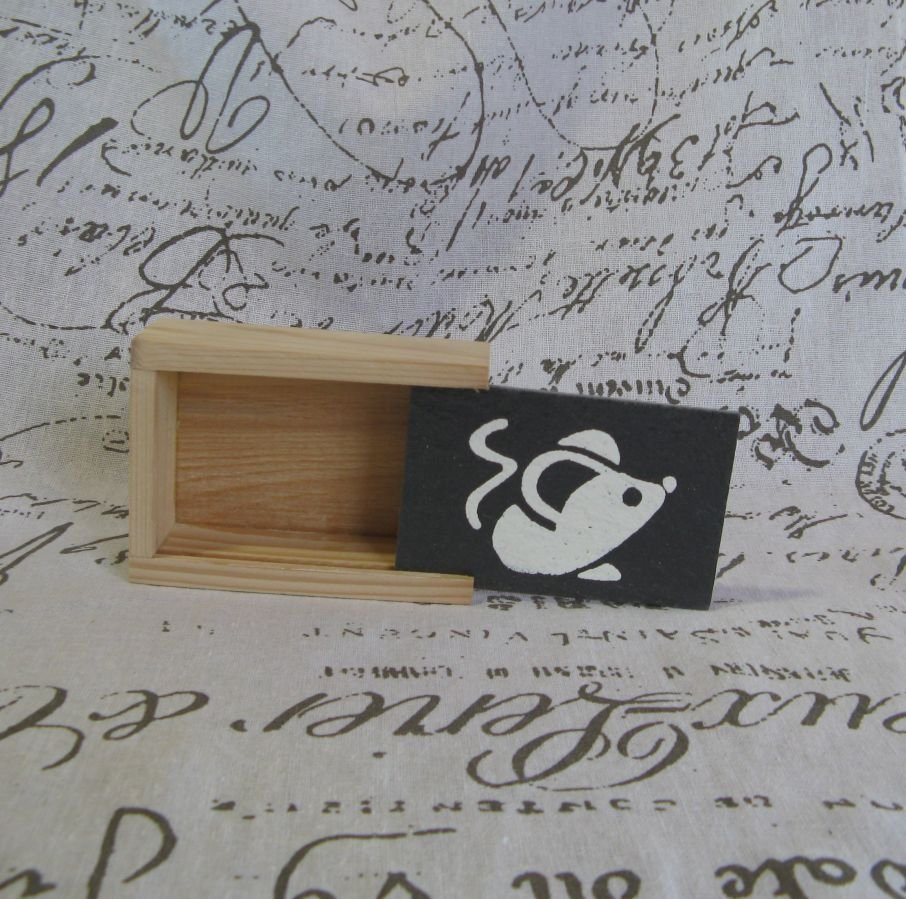 Kleine Schachtel aus Holz und Schiefer, emailliert mit einer Maus, Einzelanfertigung