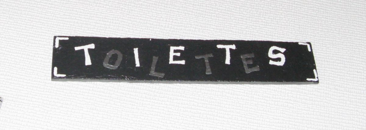 Türschild für Toilette aus Schiefer Emaillierte Buchstaben in Silber und Weiß, Handgefertigte Kreation