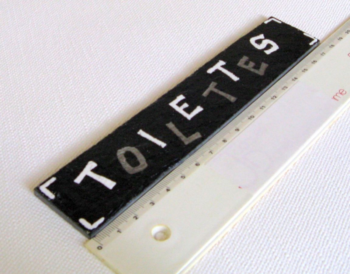 Türschild für Toilette aus Schiefer Emaillierte Buchstaben in Silber und Weiß, Handgefertigte Kreation