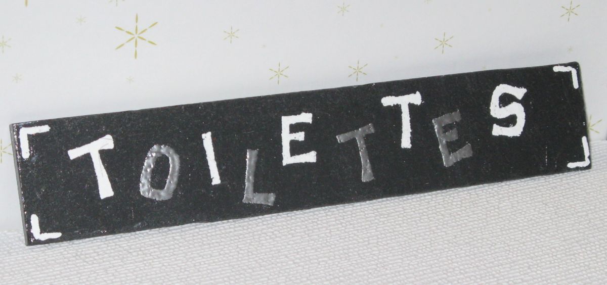 Türschild für Toilette aus Schiefer Emaillierte Buchstaben in Silber und Weiß, Handgefertigte Kreation