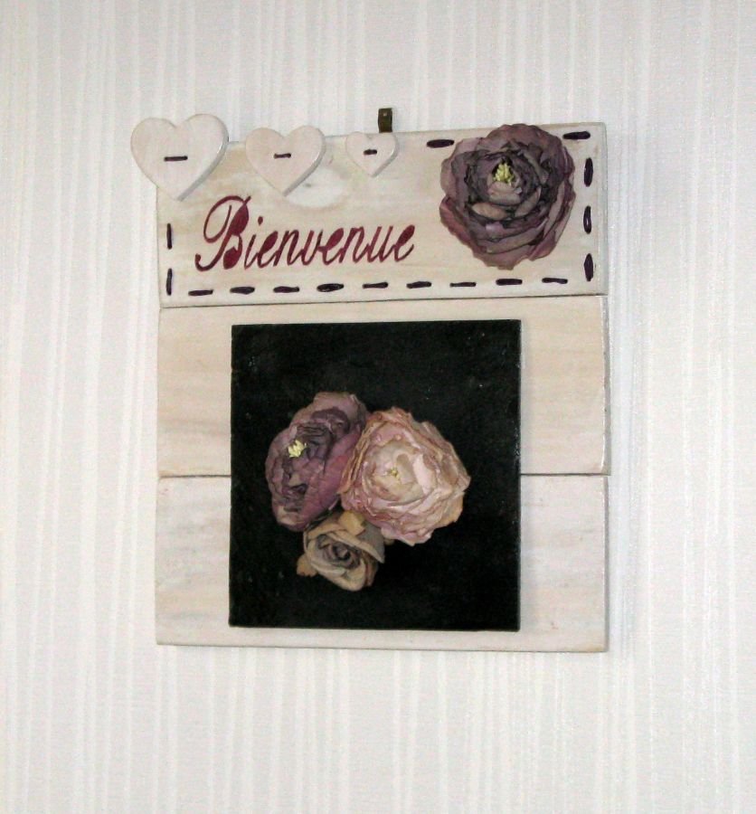 Blumenbild "Bienvenue" im Shabby Chic Stil aus recyceltem Holz und Schiefer, Einzelanfertigung