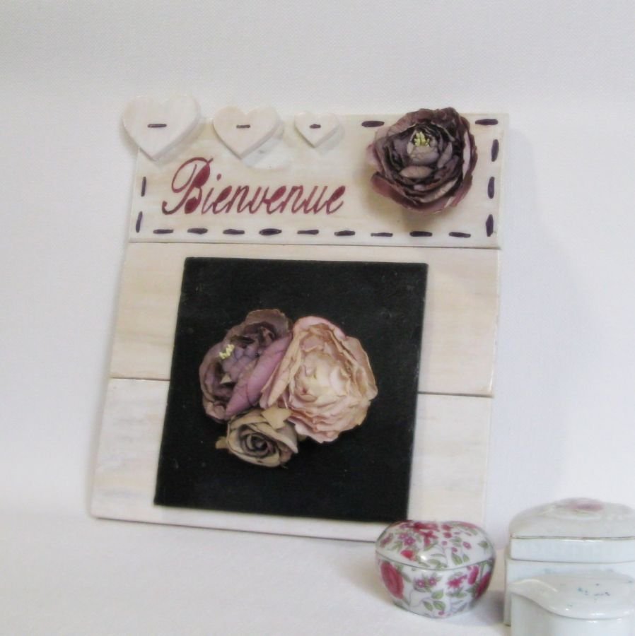 Blumenbild "Bienvenue" im Shabby Chic Stil aus recyceltem Holz und Schiefer, Einzelanfertigung