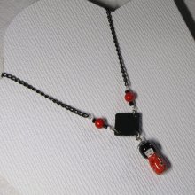 Pendentif monté en Collier pour Jeune Femme en Ardoise avec une Poupée Japonaise Rouge, Création Unique