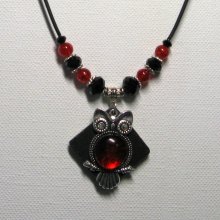 collier pendentif grosse chouette rouge sur ardoise et silicone 