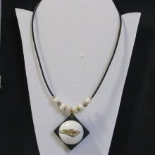 Halskette mit Schieferanhänger auf schwarzem Silikonband und Perlen