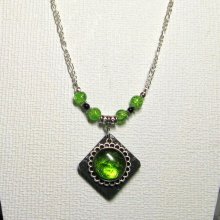 collier pendentif cabochon vert sur ardoise montage chaine