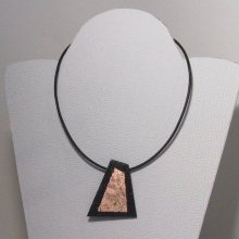 Pendentif pour Femme en Ardoise et Cuivre sur cordon silicone Noir, Création Unique