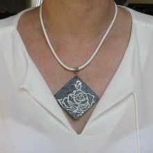 Gros Pendentif Femme en Ardoise Emaillée d'une Rose Blanche monté sur Cordon de Cuir Blanc, Création de Créateur