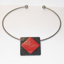 Gros Pendentif pour Femme Moderne en Ardoise Emaillée Rouge  Pailleté monté sur un Tour de Cou en Acier, Création Unique