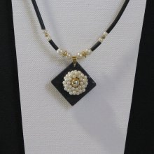 Halskette mit Perlen auf Schiefer, schwarze Silikonschnur und Perlen, Einzigartige Kreation