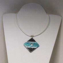 Gros Pendentif pour Femme en Ardoise Emaillée Bleu sur cordon de Cuir Blanc, Création Artisanale