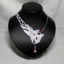 Asymmetrische Halskette aus weißer Spitze und rosa Perlmuttperlen für eine Hochzeit