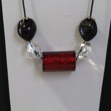 Große rote Halskette an schwarzer Baumwollkordel, Einzelstück 