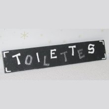 Türschild für Toilette aus Schiefer Emaillierte Buchstaben in Silber und Weiß, Handgefertigte Kreation