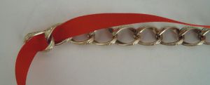 Armband aus geflochtener Kette mit Band