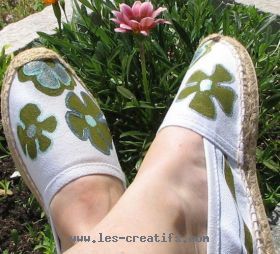 Espadrilles mit gemalten Blumen