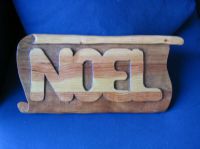 Holzskulptur des Wortes NOEL