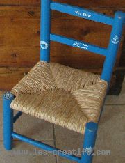 schablonenbemalter Stuhl