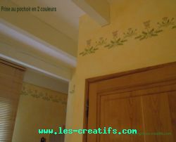 Schablonenfries an den Wänden eines Badezimmers