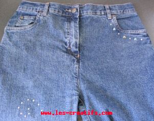 eine Jeans mit Strasssteinen personalisieren