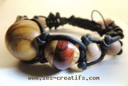 Armband Typ Shamballas mit Perlen aus gedrechseltem Holz