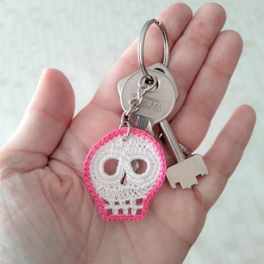 Schlüsselanhänger "Totenkopf" Weiß und Pink