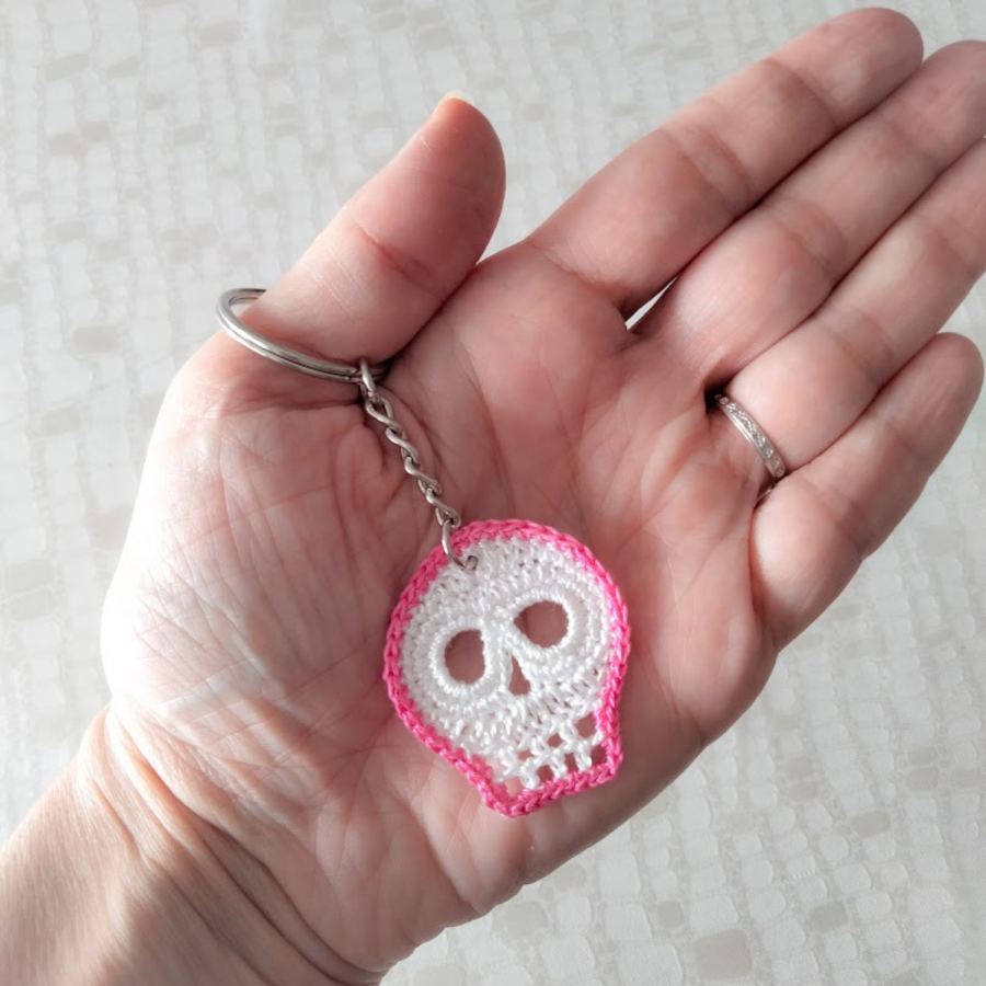 Schlüsselanhänger "Totenkopf" Weiß und Pink