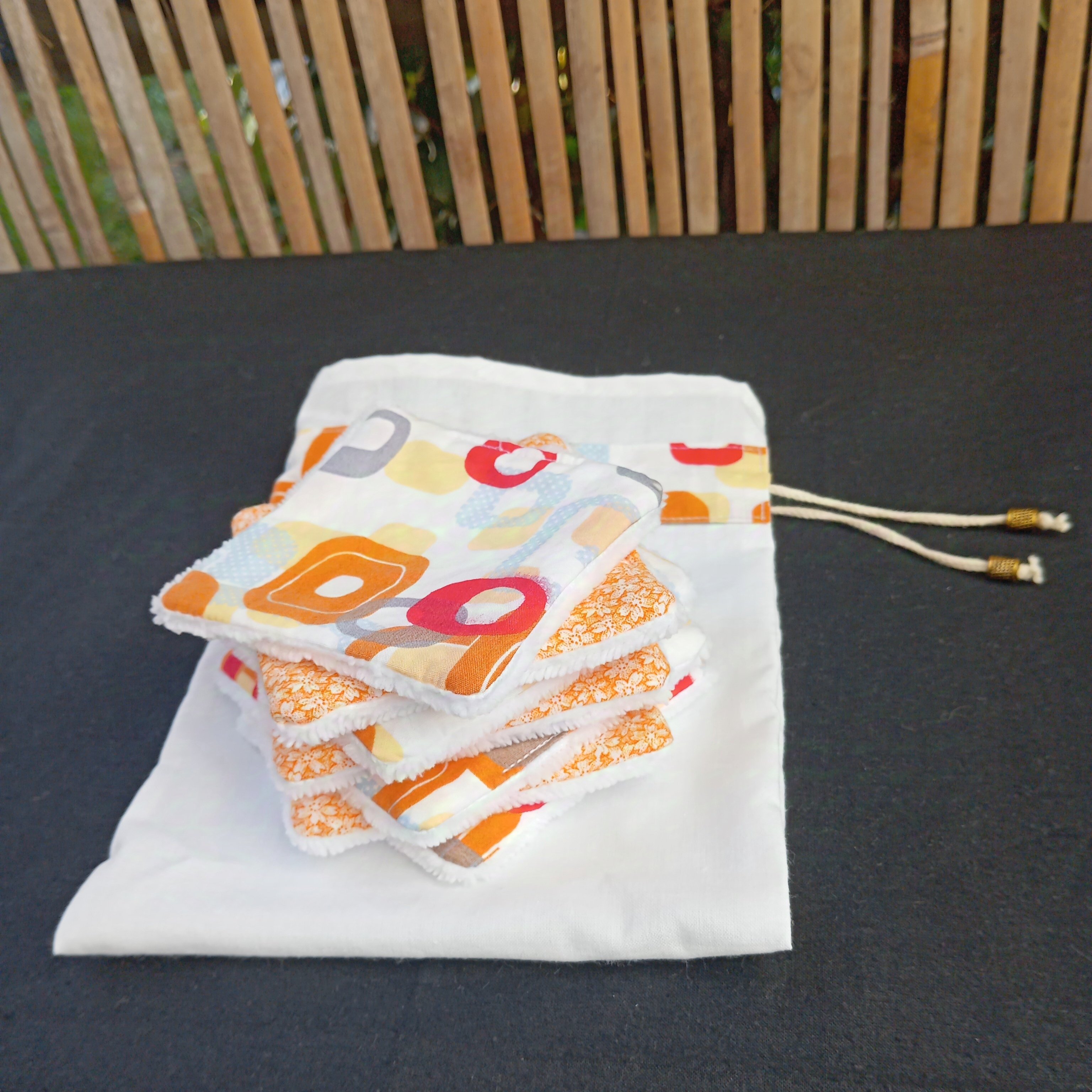 Lingettes démaquillantes lavables en coton bambou et tissu coton imprimé avec sa pochette de rangement coordonnée.