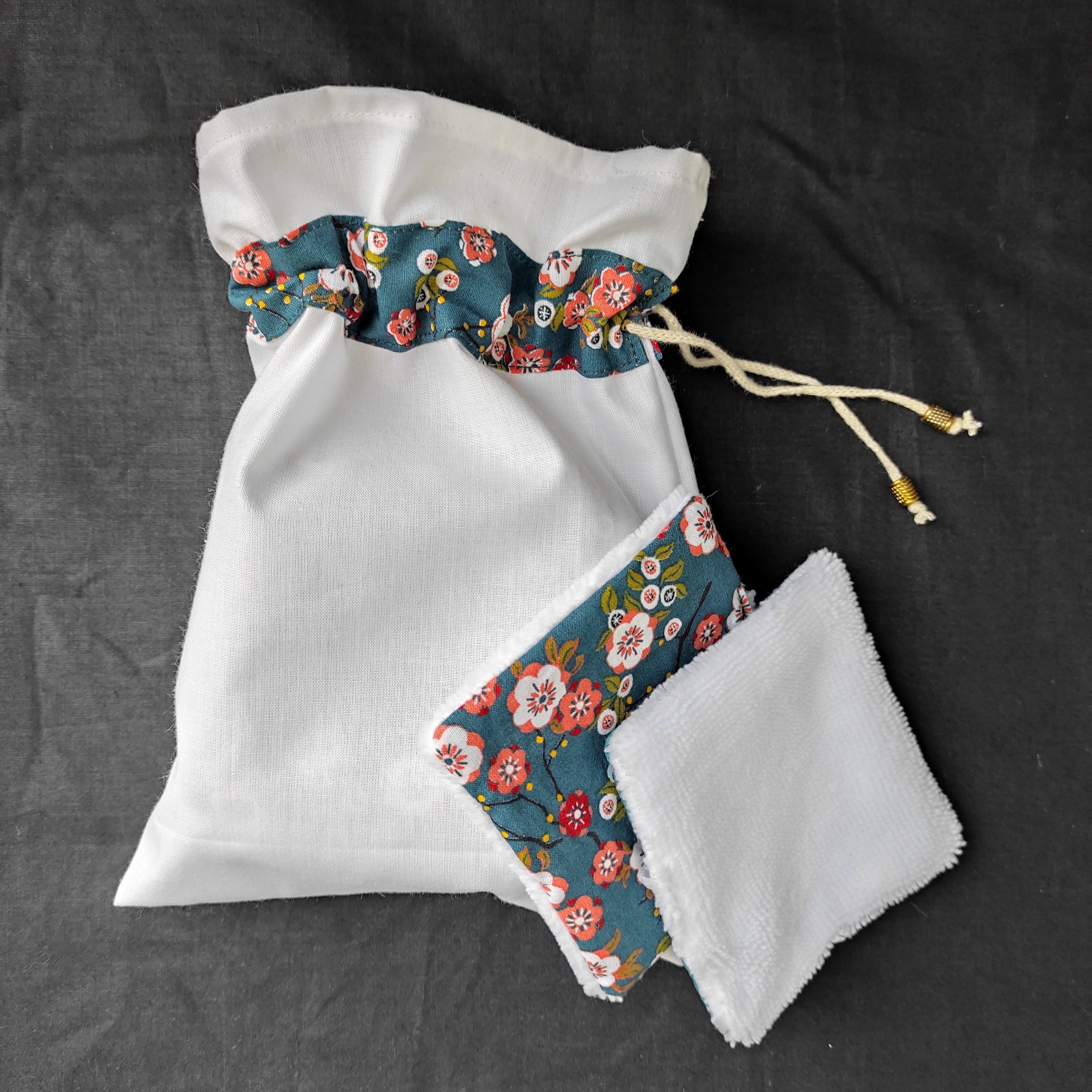 Lingettes d&eacute;maquillantes lavables en coton bambou et tissu coton imprim&eacute; avec sa pochette de rangement coordonn&eacute;e.