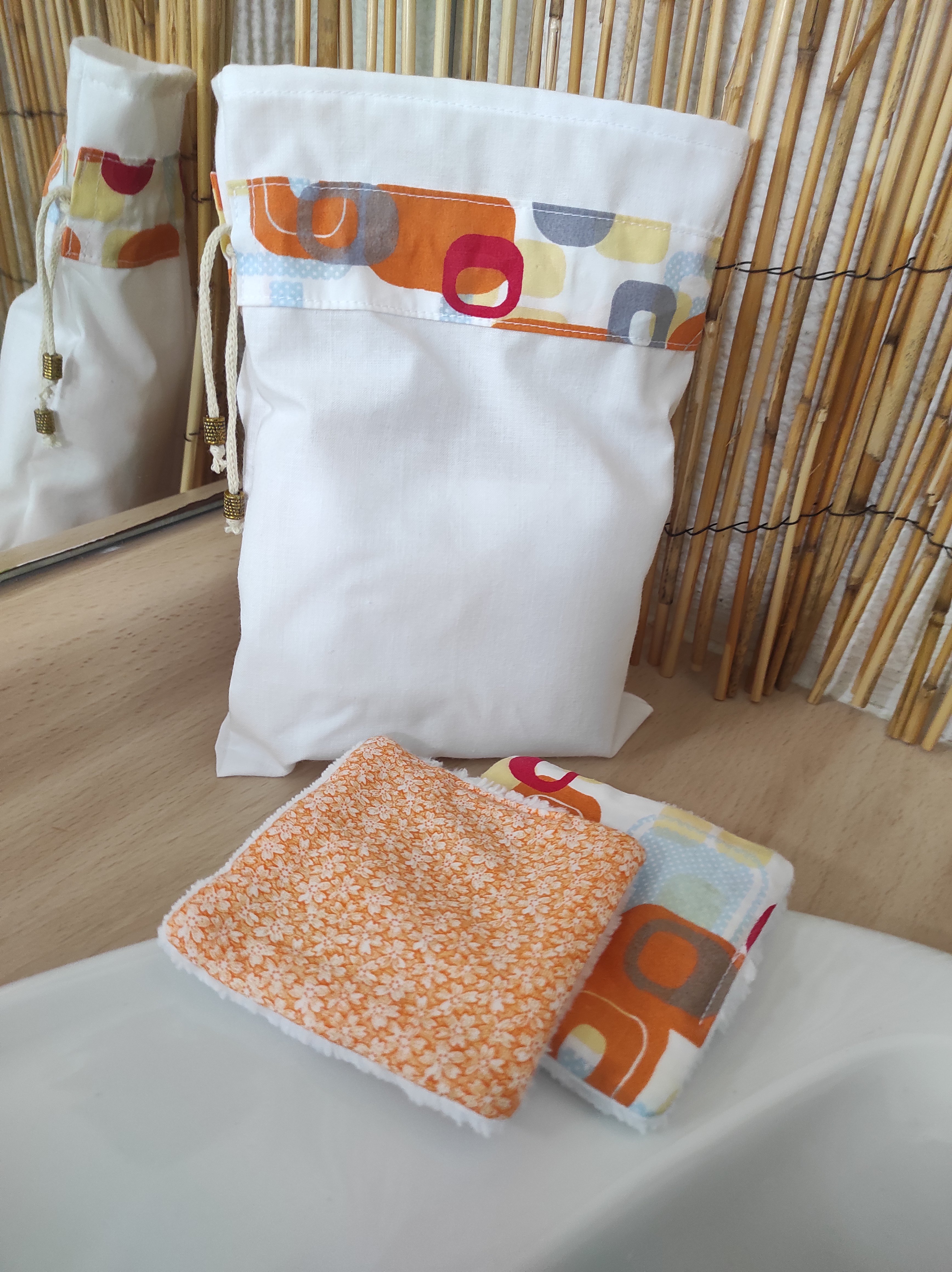 Lingettes démaquillantes lavables en coton bambou et tissu coton imprimé avec sa pochette de rangement coordonnée.
