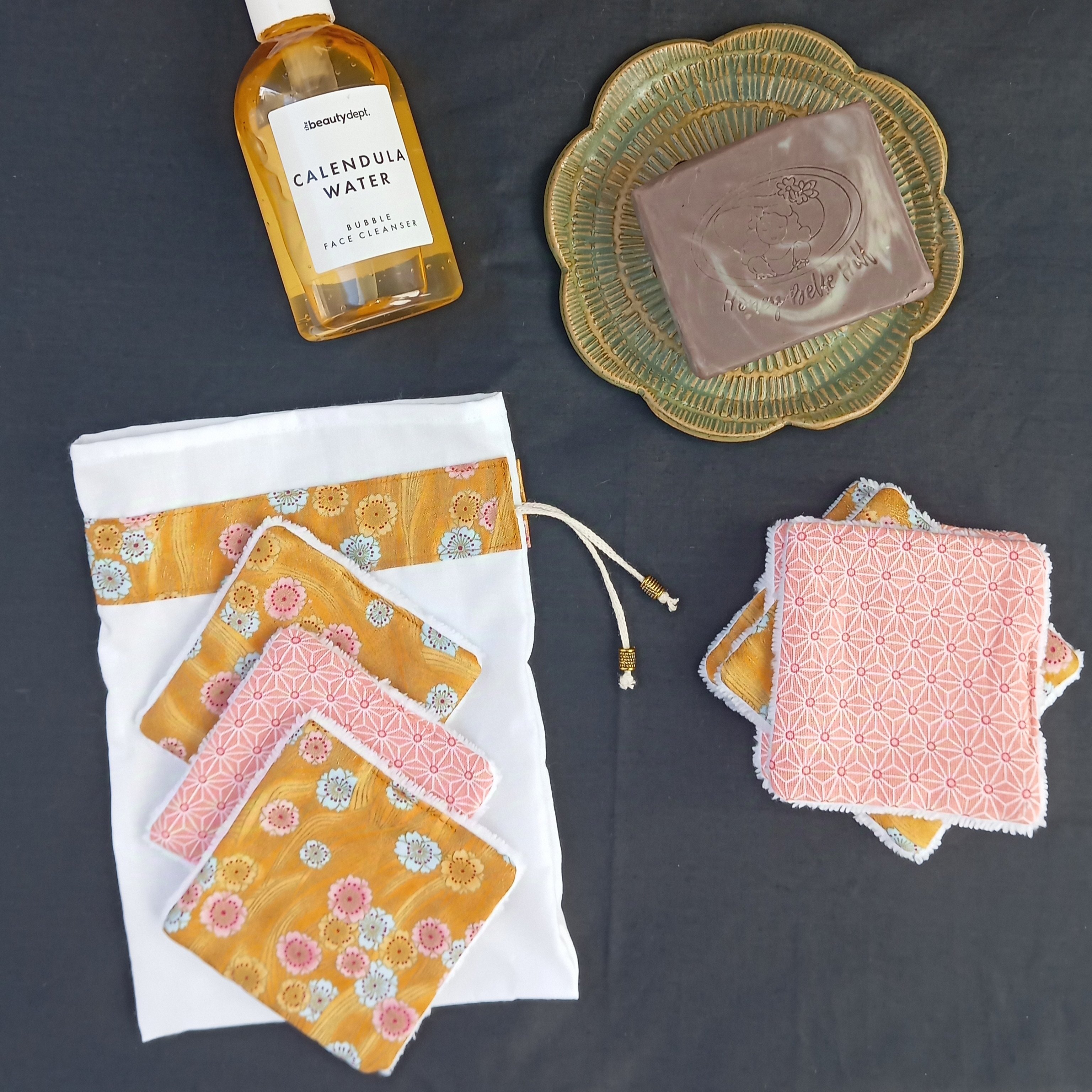 Lingettes d&eacute;maquillantes lavables en coton bambou et tissu coton imprim&eacute; avec sa pochette de rangement coordonn&eacute;e.