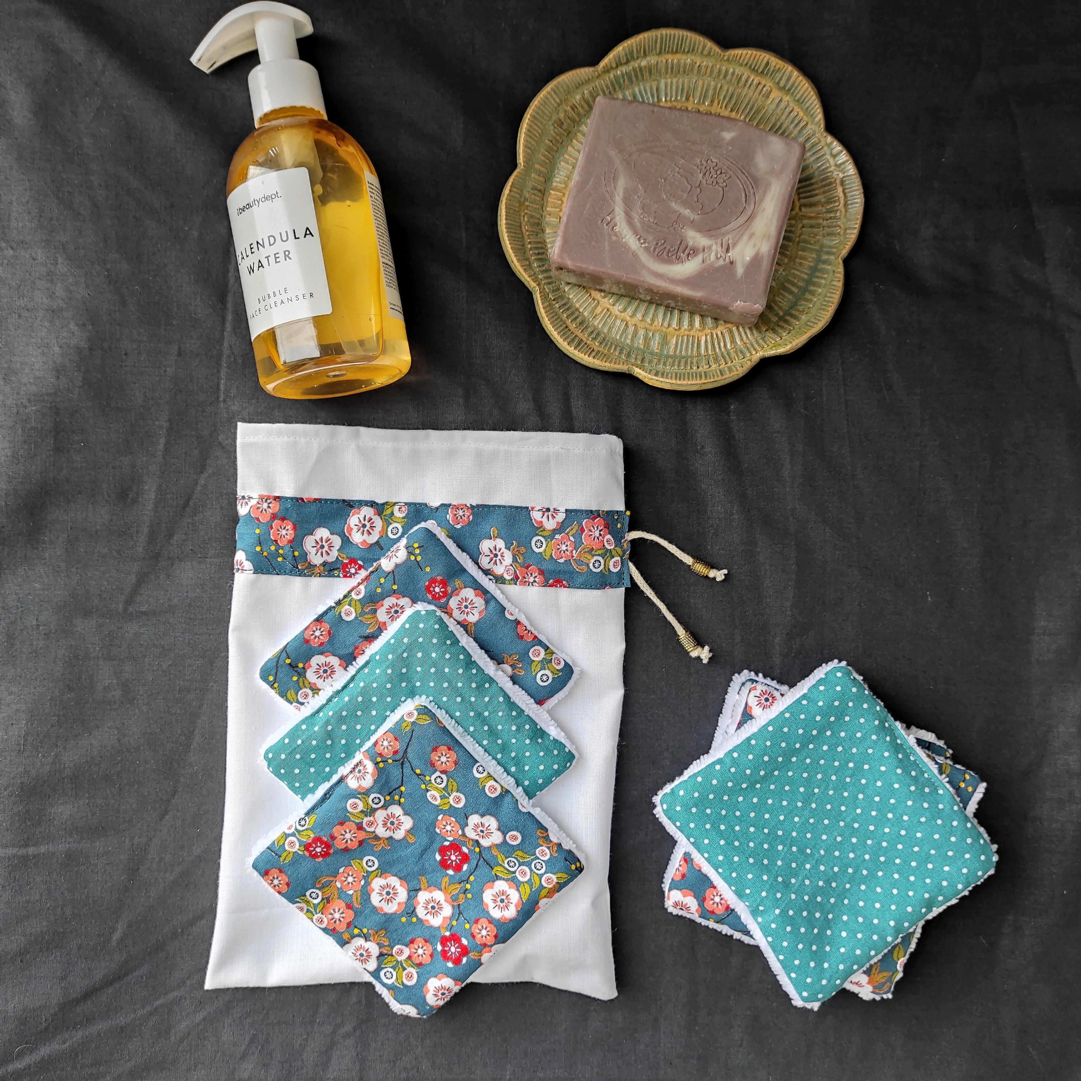 Lingettes d&eacute;maquillantes lavables en coton bambou et tissu coton imprim&eacute; avec sa pochette de rangement coordonn&eacute;e.