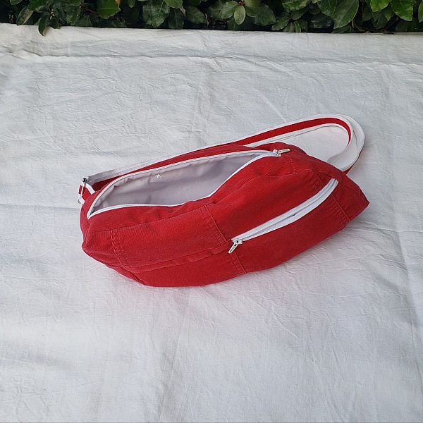 Sac banane r&eacute;invent&eacute;, design unique, en tissu velours fines c&ocirc;tes