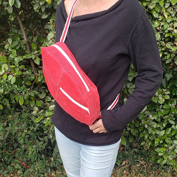 Sac banane r&eacute;invent&eacute;, design unique, en tissu velours fines c&ocirc;tes