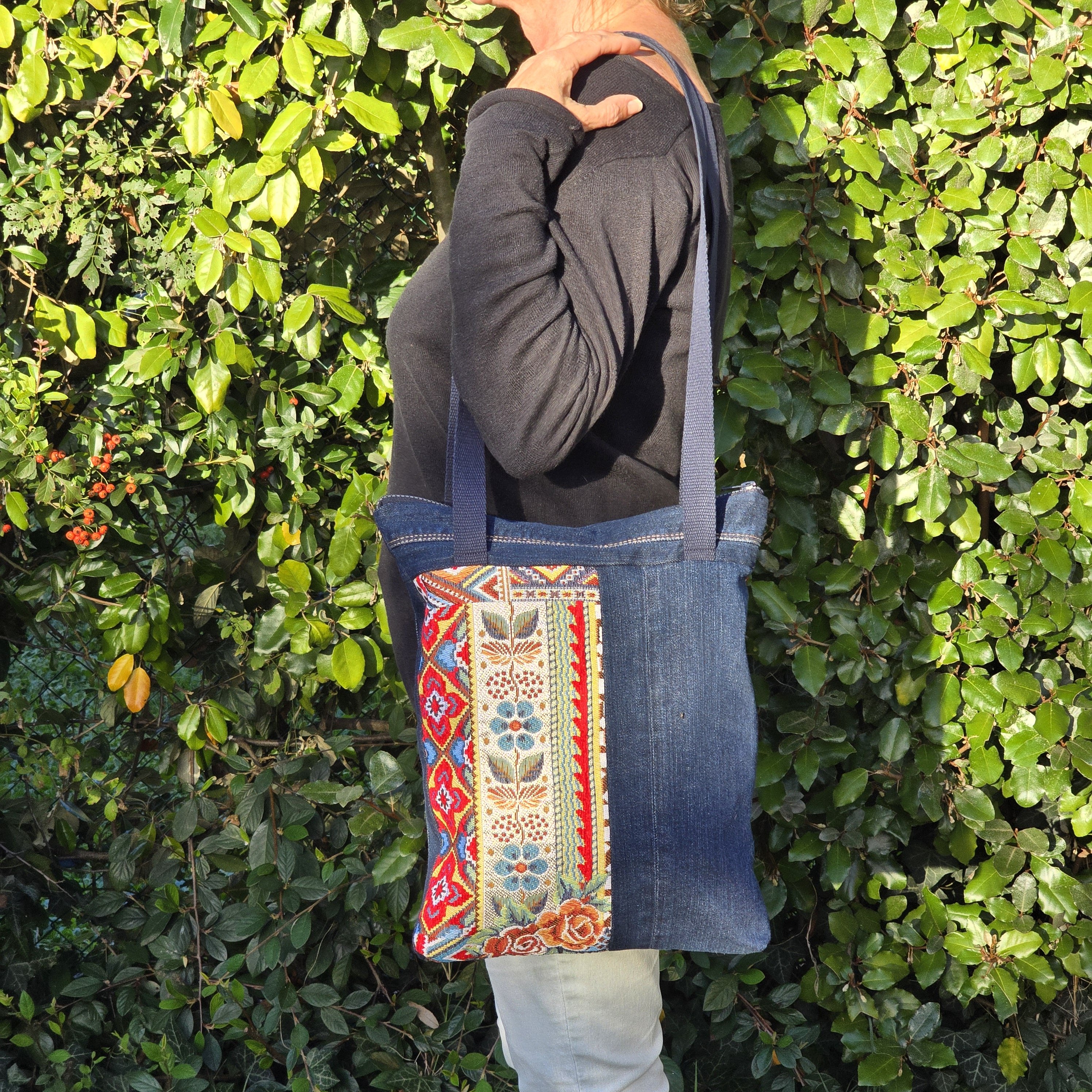 Sac à bandoulière en jean recyclé et tissu épais très coloré, avec empiècements.