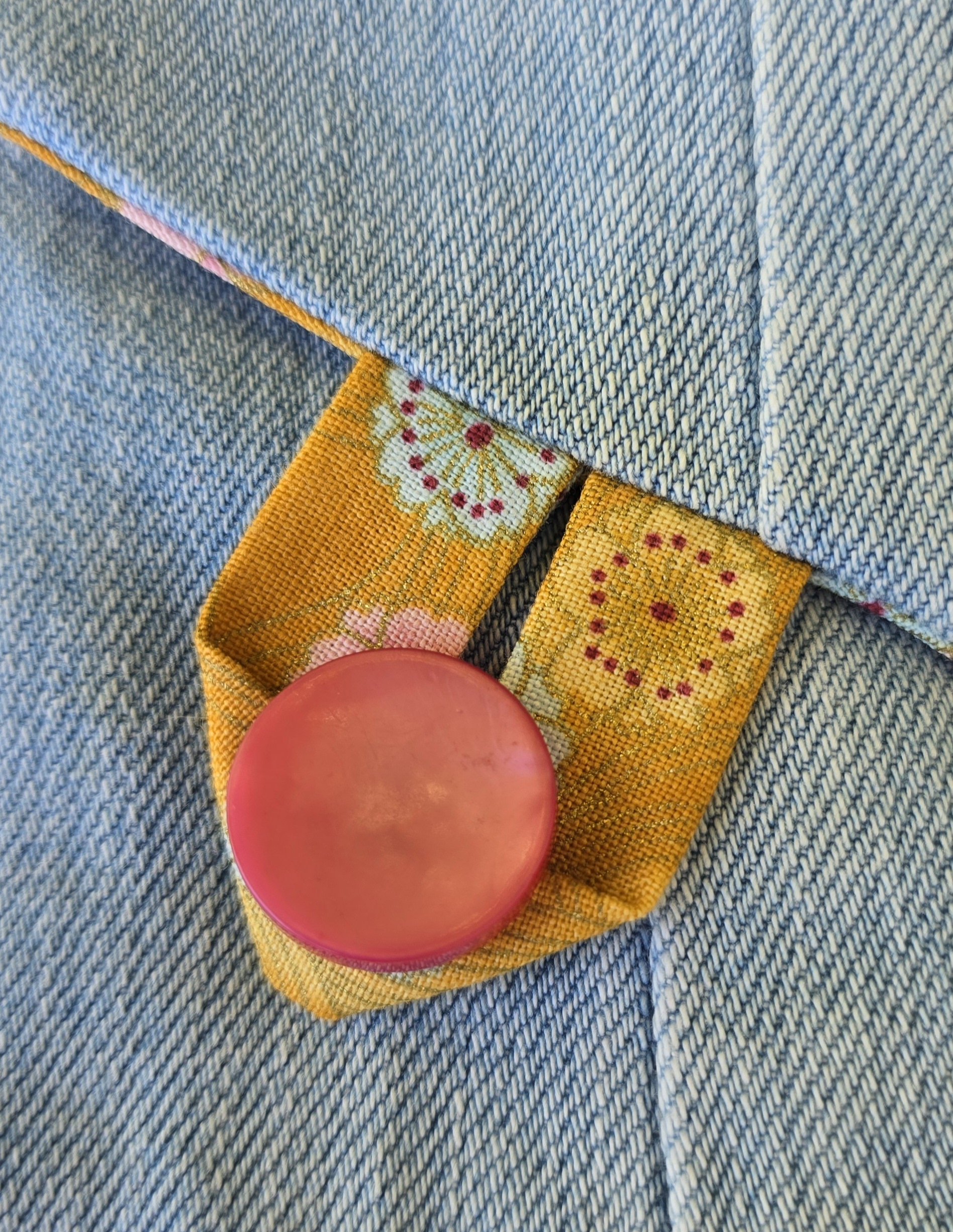 &Eacute;tui souple &agrave; lunettes ,en jean, doubl&eacute; de tissu coton imprim&eacute;. &Eacute;co-con&ccedil;u.