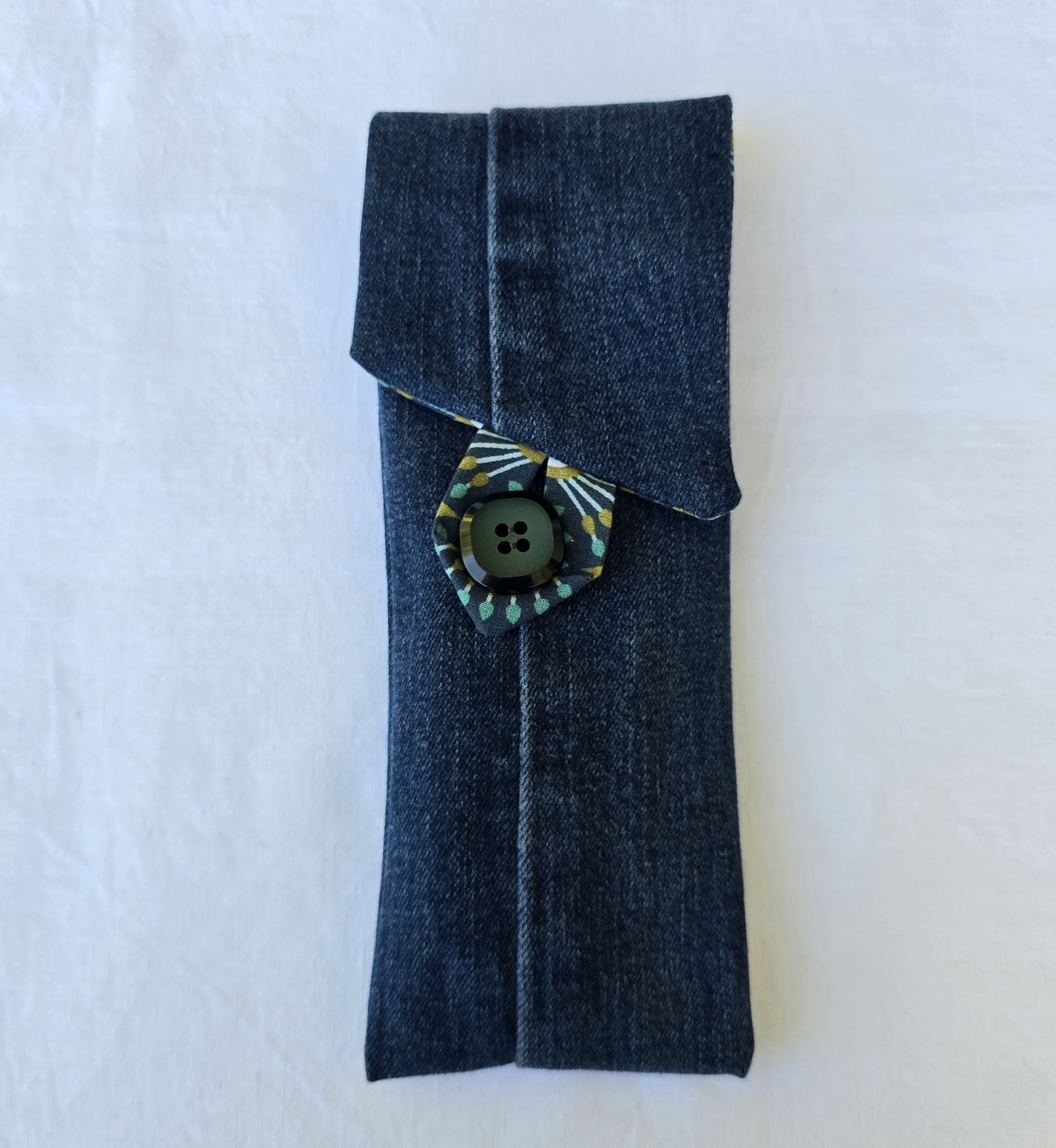 &Eacute;tui souple &agrave; lunettes ,en jean, doubl&eacute; de tissu coton imprim&eacute;. &Eacute;co-con&ccedil;u.