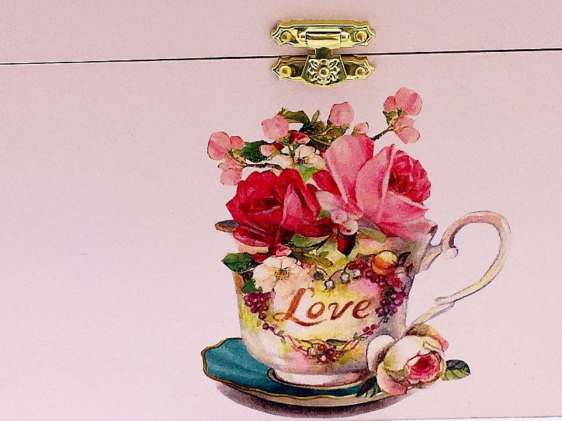 Dose aus Holz mit Glasdeckel. Modell: Rosentee