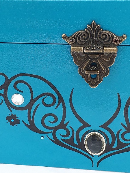 Holzkiste mit Glasdeckel. Modell: Tribalblau