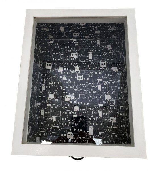 Schr&auml;g gestellte Holzkiste mit Glasdeckel. Modell: love cat