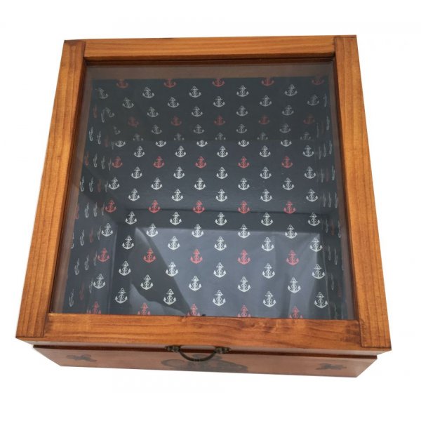 Geneigte Holzkiste mit Glasdeckel. Modell: Meeresanker.