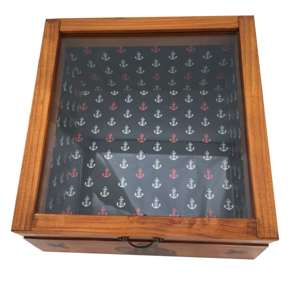 Geneigte Holzkiste mit Glasdeckel. Modell: Meeresanker.