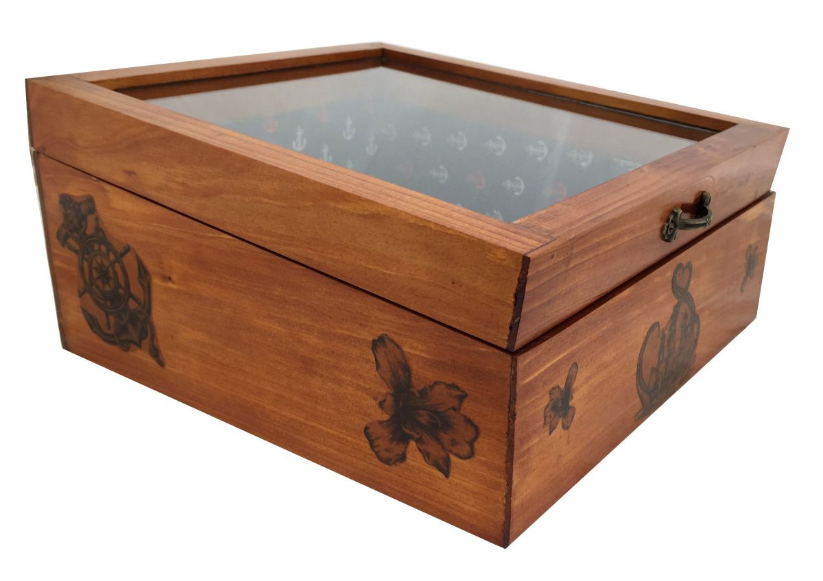 Geneigte Holzkiste mit Glasdeckel. Modell: Meeresanker.