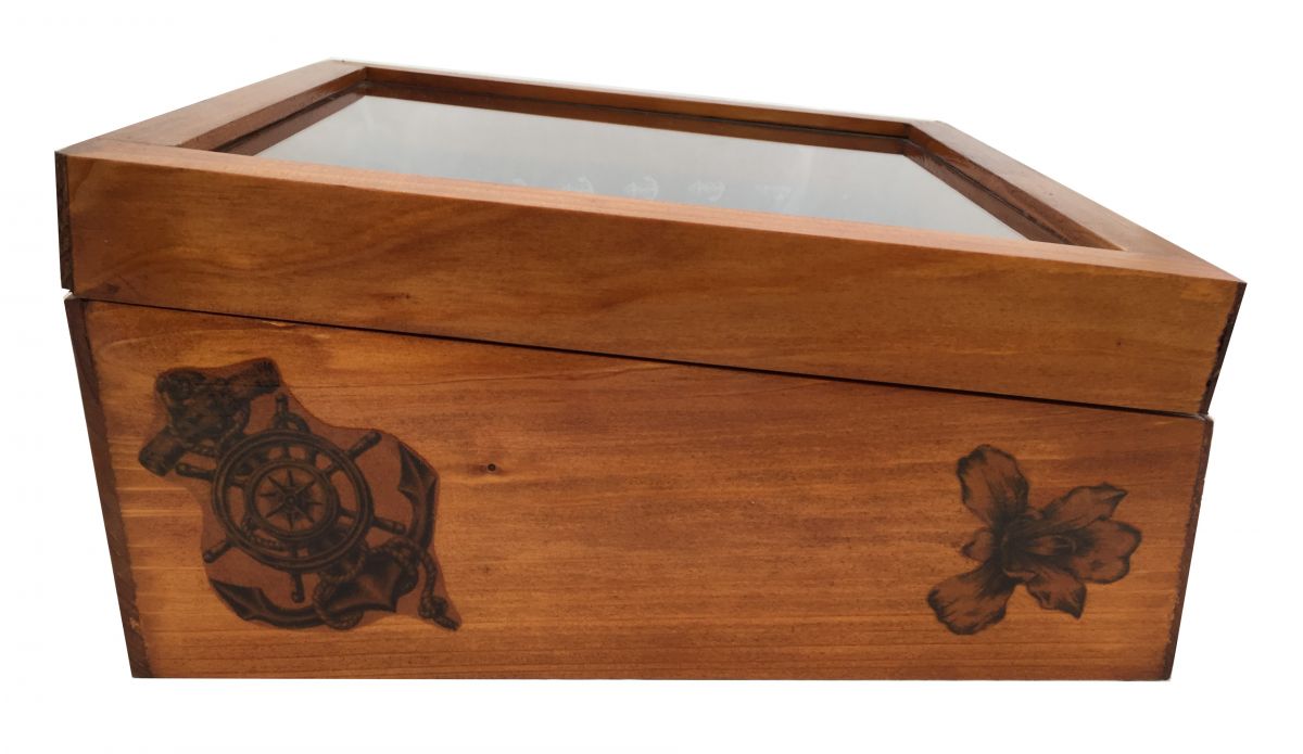 Geneigte Holzkiste mit Glasdeckel. Modell: Meeresanker.